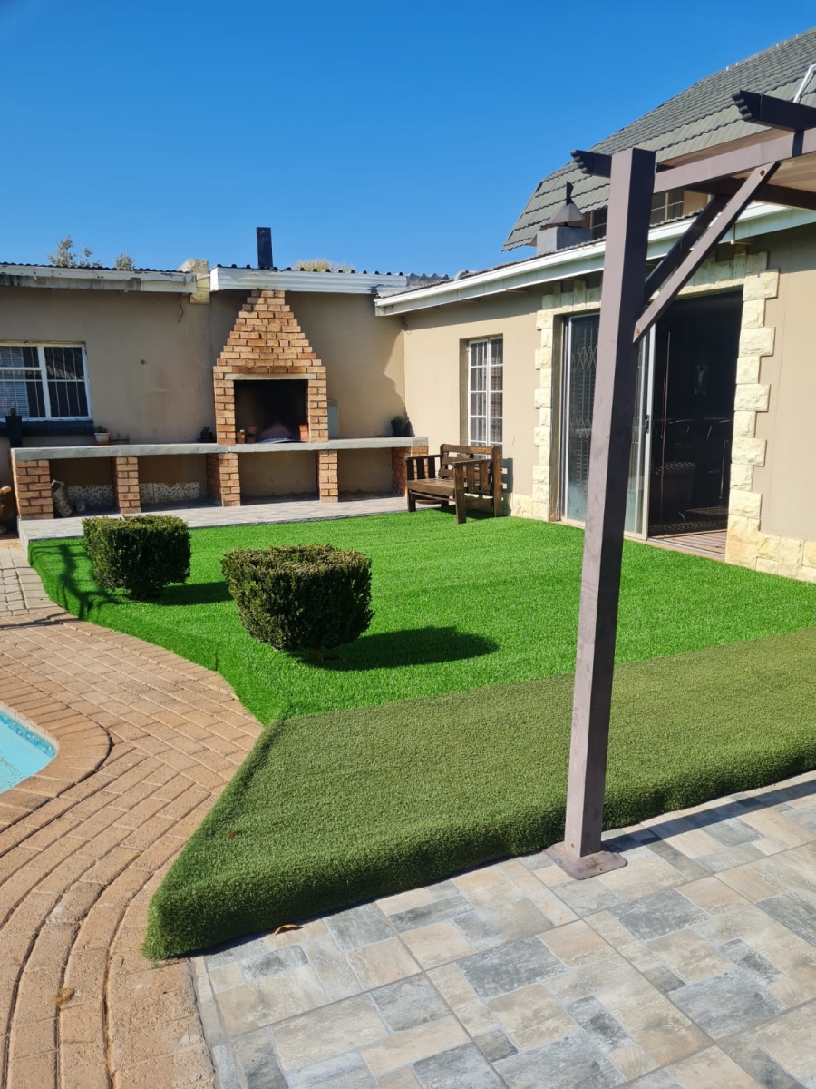4 Bedroom Property for Sale in Rhodesdene Northern Cape